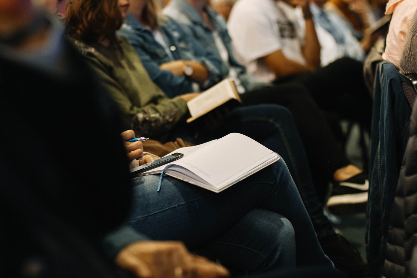 Comunidade reunida com Biblia aberta